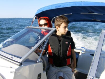 STINGRAY POWER BOAT RENTAL with Captain (3 Hour Minimum)