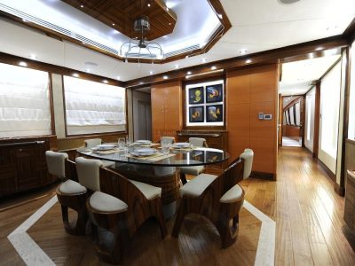 Majesty 101ft Yacht Rental With Jacuzzi (Dubai – 60 Guests Max)