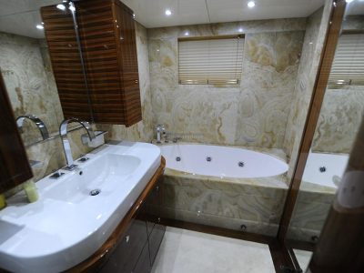 Majesty 101ft Yacht Rental With Jacuzzi (Dubai – 60 Guests Max)