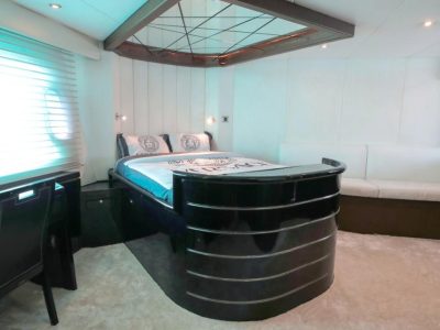 Black Helsinki – Majesty 95ft Party Yacht With Jacuzzi (Dubai – 50 VIP guests Max)