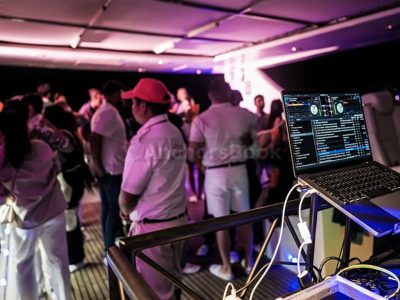3 Hour Superyacht Experience with Live DJ, Dinner, & Drinks