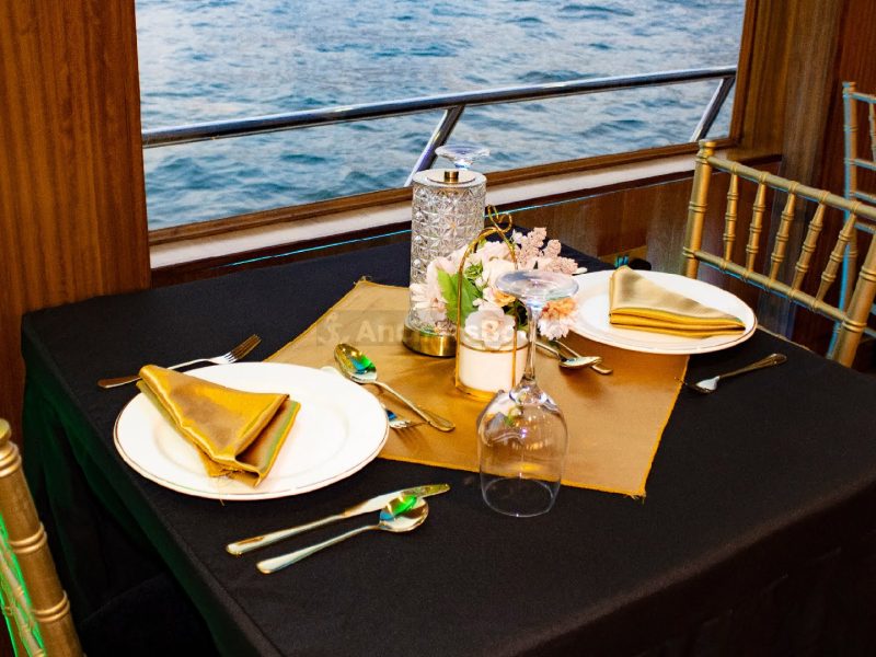 Luxury Dubai Marina Evening Dinner Cruise - with Live Music - 90 Minutes