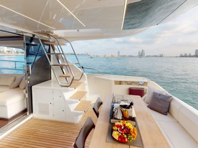 3-4 Hour – Luxury VIP Executive Yacht Charter (Up To 12PAX) – Includes Drinks, Dinner, Watersports
