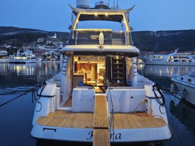 Sunseeker Manhattan 48ft Flybridge Luxury Yacht (Full Day Charter With Crew)