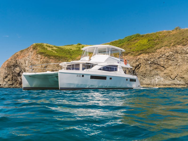Private Morning 4 Hour Yacht Tour in Costa Rica - 51ft Leopard! (Food & Drinks included)