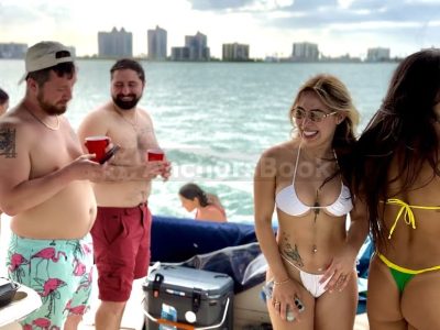 Succulenta Rosé Yacht (Captain & Fuel included)