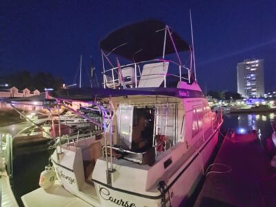 35' Fairbanks Flybridge 12 Guests - (2hr minimum) - Mississauga/ Toronto/ Oakville/ Hamilton/ Scarborough Bluffs/ GTA