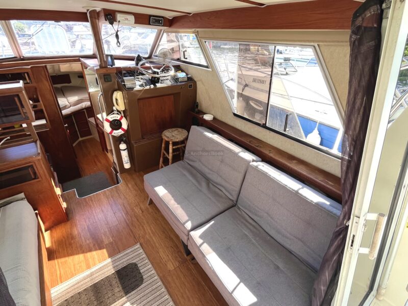 35' Fairbanks Flybridge 12 Guests - (2hr minimum) - Mississauga/ Toronto/ Oakville/ Hamilton/ Scarborough Bluffs/ GTA
