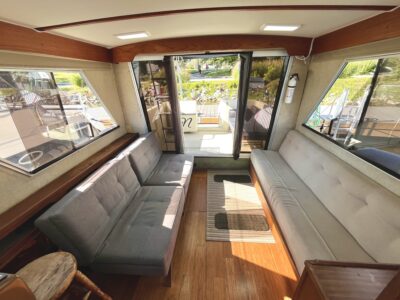 35' Fairbanks Flybridge 12 Guests - (2hr minimum) - Mississauga/ Toronto/ Oakville/ Hamilton/ Scarborough Bluffs/ GTA