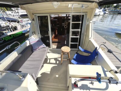 35' Fairbanks Flybridge 12 Guests - (2hr minimum) - Mississauga/ Toronto/ Oakville/ Hamilton/ Scarborough Bluffs/ GTA
