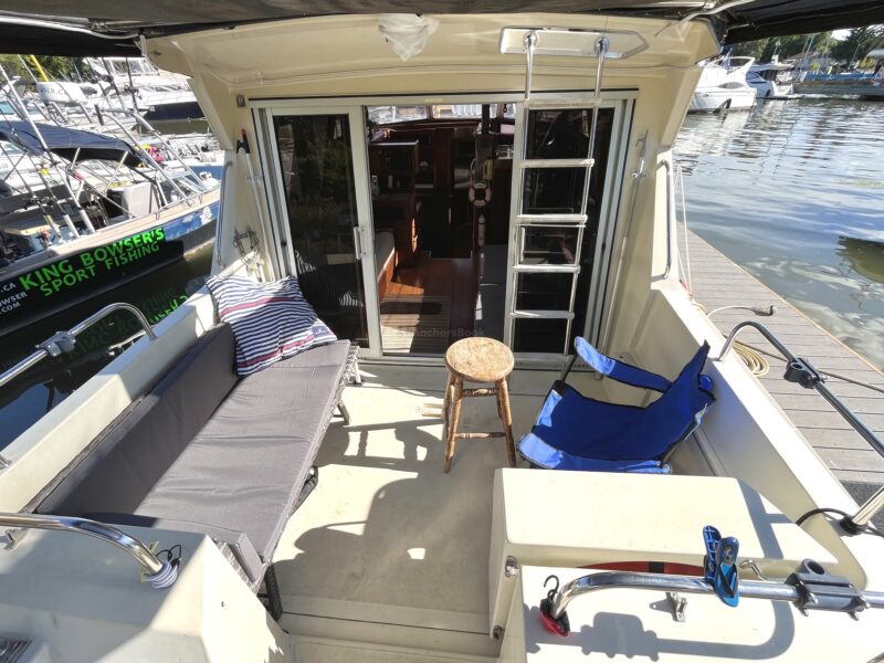 35' Fairbanks Flybridge 12 Guests - (2hr minimum) - Mississauga/ Toronto/ Oakville/ Hamilton/ Scarborough Bluffs/ GTA