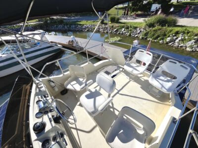 35' Fairbanks Flybridge 12 Guests - (2hr minimum) - Mississauga/ Toronto/ Oakville/ Hamilton/ Scarborough Bluffs/ GTA