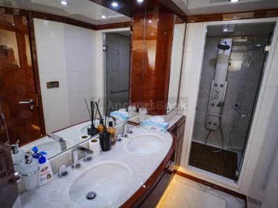 Majesty 88ft Yacht Rental (Dubai – 50 Guests Max) with Jacuzzi