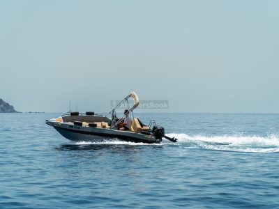 Rent a Boat in Santorini for 5 Hours- No license required