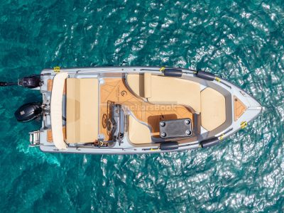 Rent a Boat in Santorini for 5 Hours- No license required