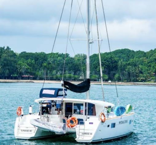 4 Hour Private Yacht Charter to Lazarus Island - SunRise 40ft | With Food, BBQ, Drinks, Watersports & Fishing
