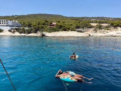 Private daily sailing cruise with culinary exploration in Athenian Riviera