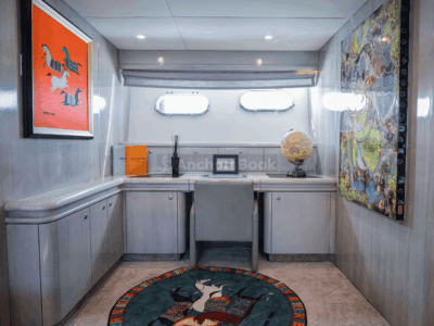 MAJESTIC PEARL 92ft - Dubai Yacht Rental