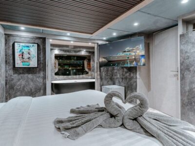 VIP 88ft Dubai Yacht Rental For 55PAX