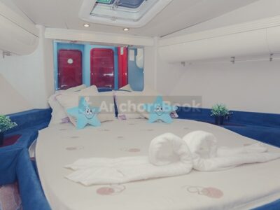 Dubai 52ft Yacht Rental For Up To 15 Guests