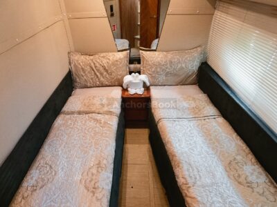 4-6 Hour Birthday Party 58ft Yacht - Includes: 🎂Cake, 🎈Decorations, 🥂Unlimited Alcohol & Soft Drinks