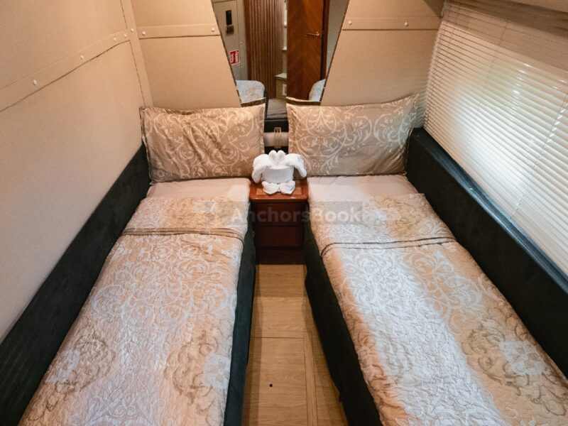 4-6 Hour Birthday Party 58ft Yacht - Includes: 🎂Cake, 🎈Decorations, 🥂Unlimited Alcohol & Soft Drinks