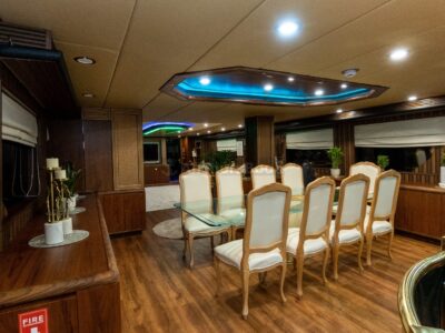 4-6 Hour Birthday Party VIP 118ft Yacht - Includes: 🚌Transfers, 🎂Cake, 🎈Decorations, 🥂Unlimited Alcohol & Soft Drinks