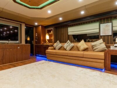 4-6 Hour Birthday Party VIP 118ft Yacht - Includes: 🚌Transfers, 🎂Cake, 🎈Decorations, 🥂Unlimited Alcohol & Soft Drinks