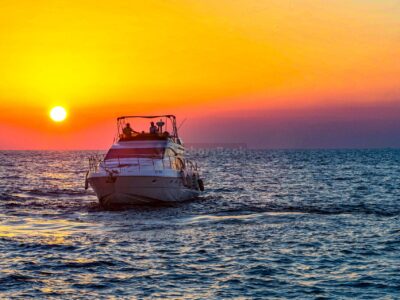 Dubai Sunset Shared Yacht Tour with BBQ Bites, Fresh Fruits & Drinks