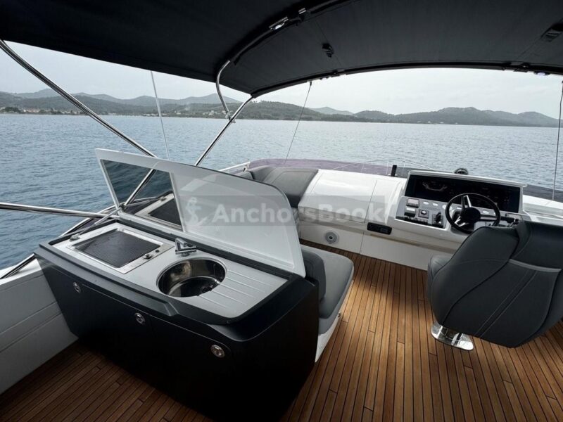 LUXRY YACHT TOUR