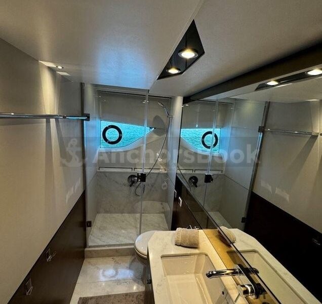 LUXRY YACHT TOUR