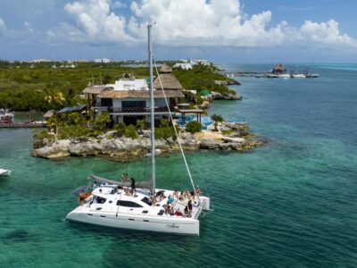 Cancún Private Catamaran with Snorkel and Open Bar