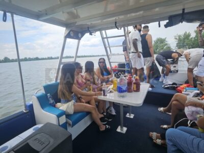 Party Houseboat Cruise In Montreal, Quebec | Max 25 Guests